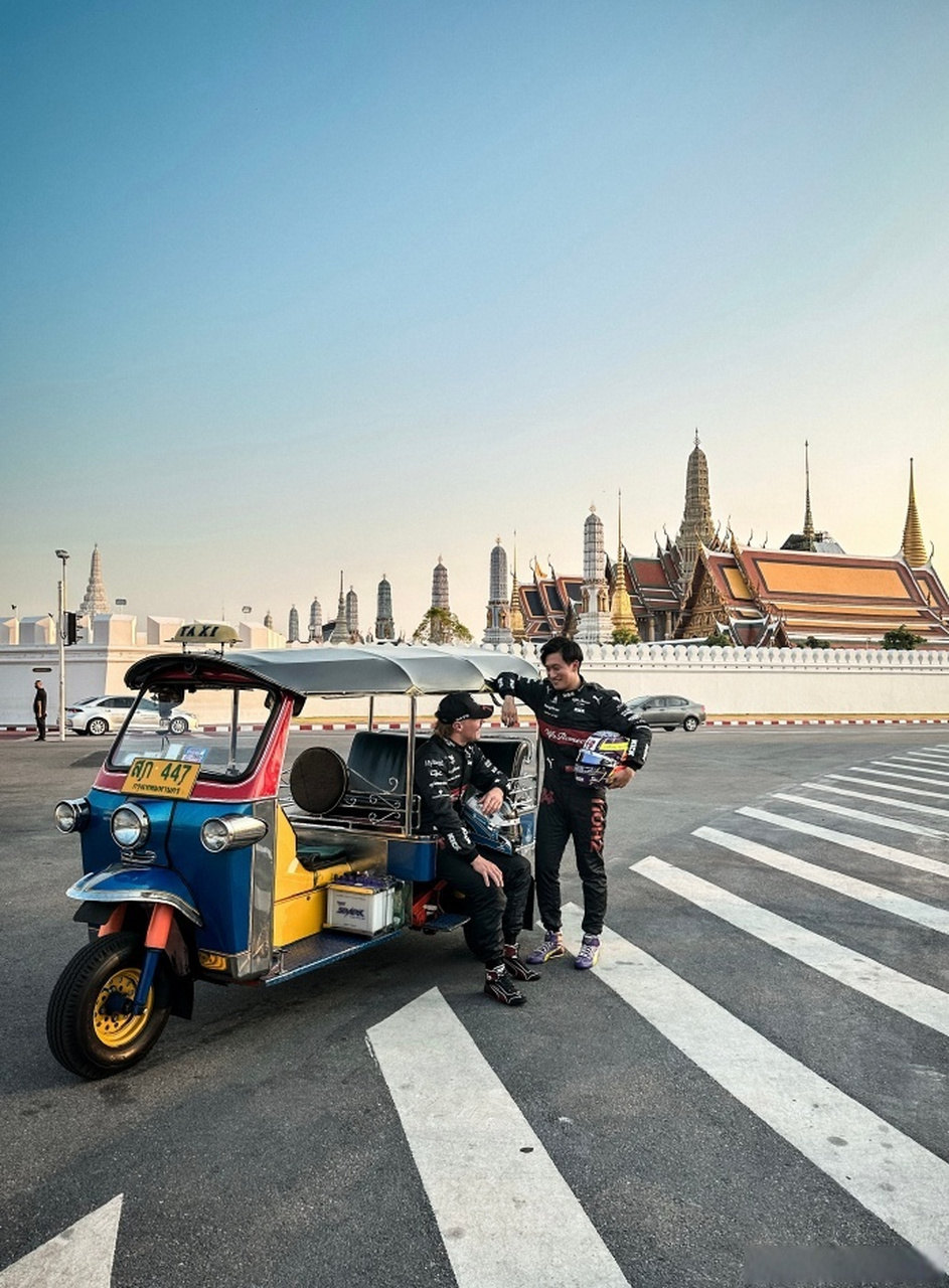 车手周冠宇 晒出乘坐泰国三轮摩托车的照片,泰式的推背感体验一下