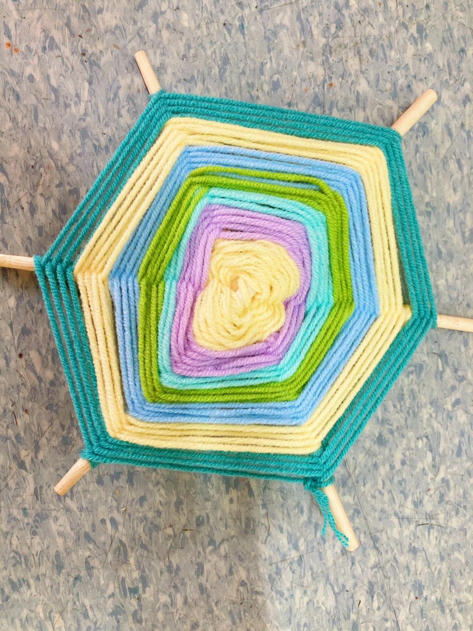 幼儿园区域|生活区:编织蜘蛛网 材料:各色毛线,一次性筷子 适合年龄