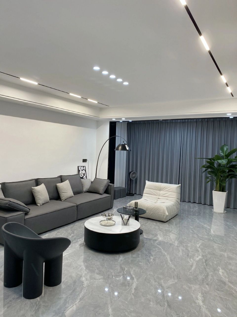 黑白灰现代简约风|客厅软装分享 附93 94灰色瓷砖搭配大白墙视觉