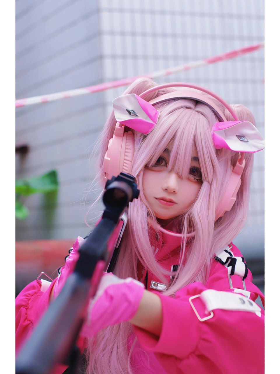 nikke:胜利女神 爱丽丝cos|谁能拒绝粉色胶衣小兔子呢! 模特:阿妖