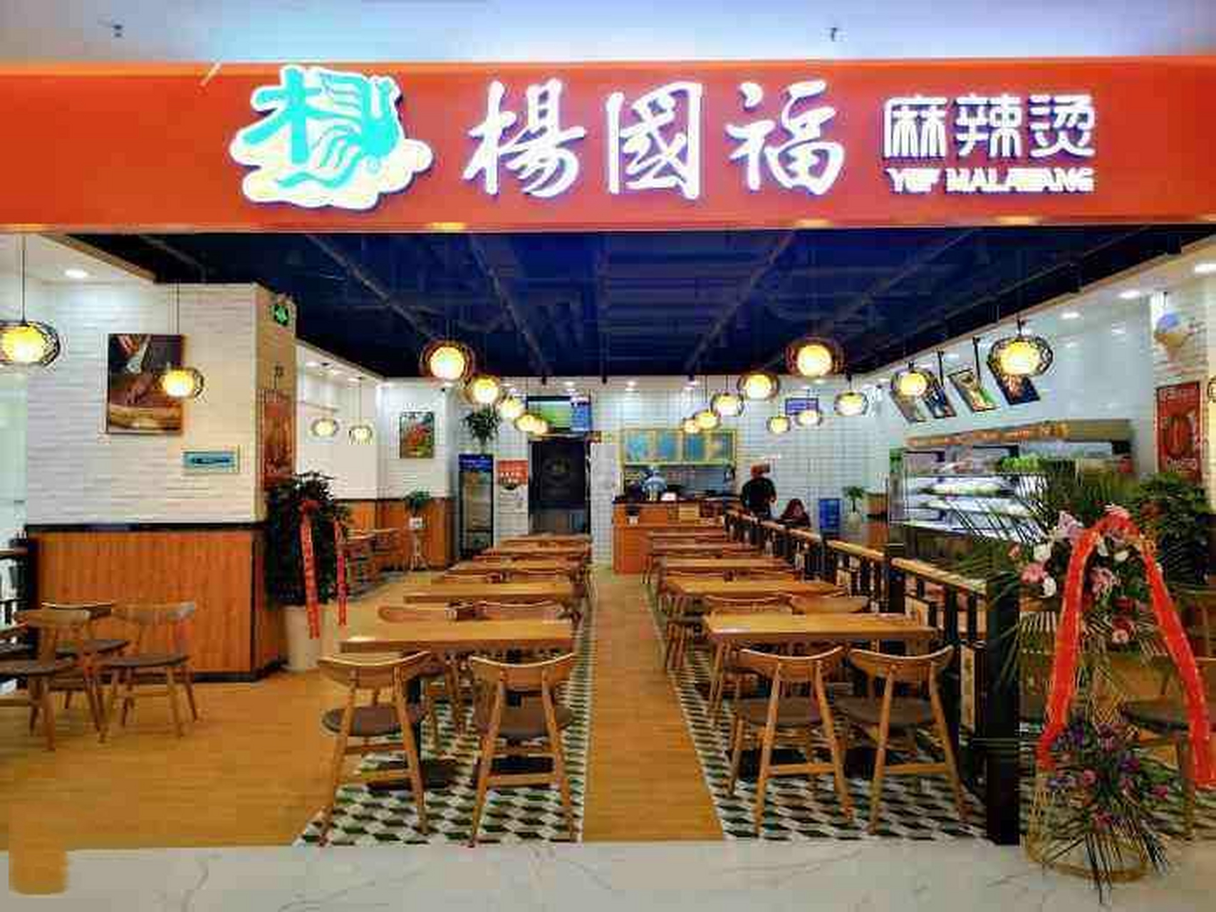 投资做麻辣烫小店需要多少钱(投资一家麻辣烫自己经营需要多少钱)