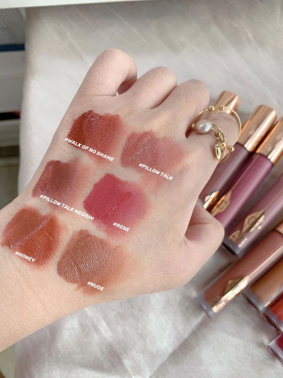 ct唇釉全试色来咯91live 光源:室内白天打光/ 黑底:对窗阳光77