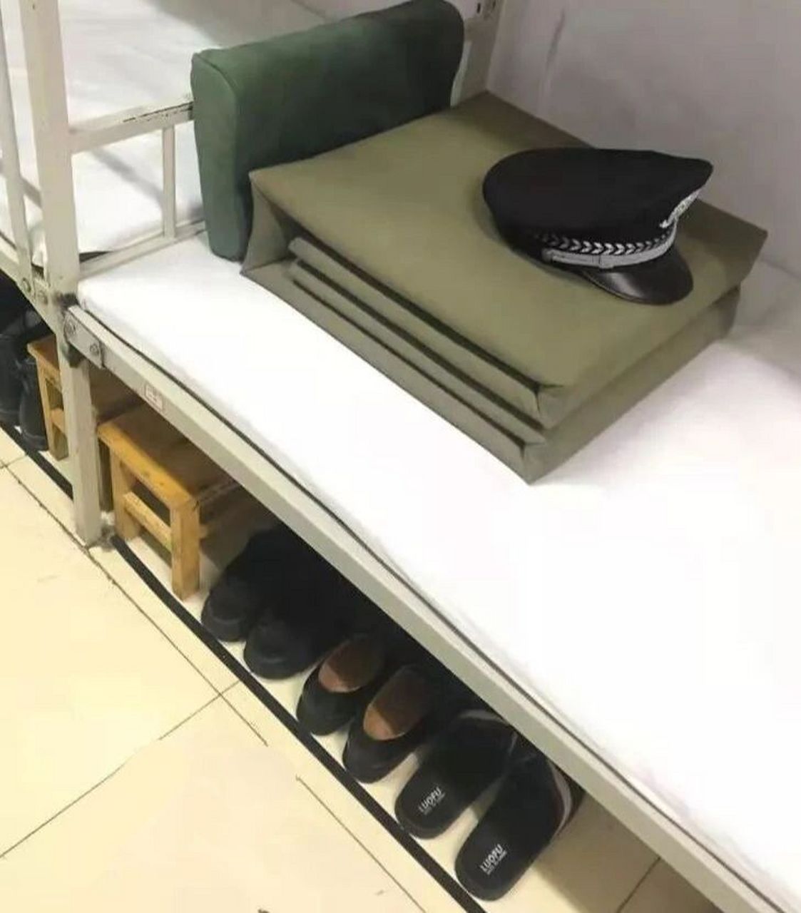 新疆警察学院宿舍一般是六到八人一间,房间里有小阳台,平时可以晒晒