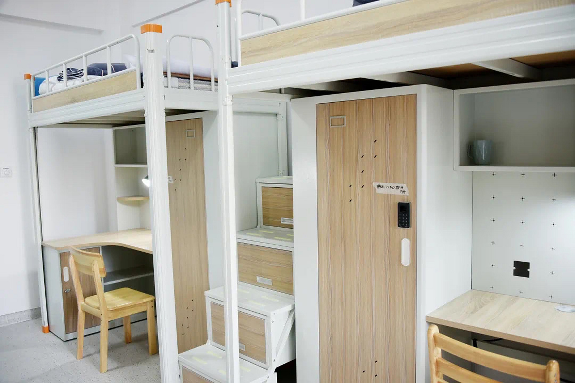 宿舍环境很好,2022年第一届招生,老师都比较年轻很有活力!