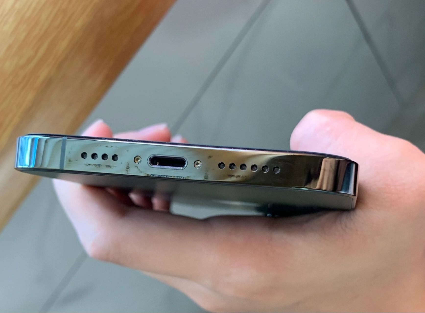 关于13pm边框氧化问题 前两天想把手机拿下来清洁的时候发现边框大