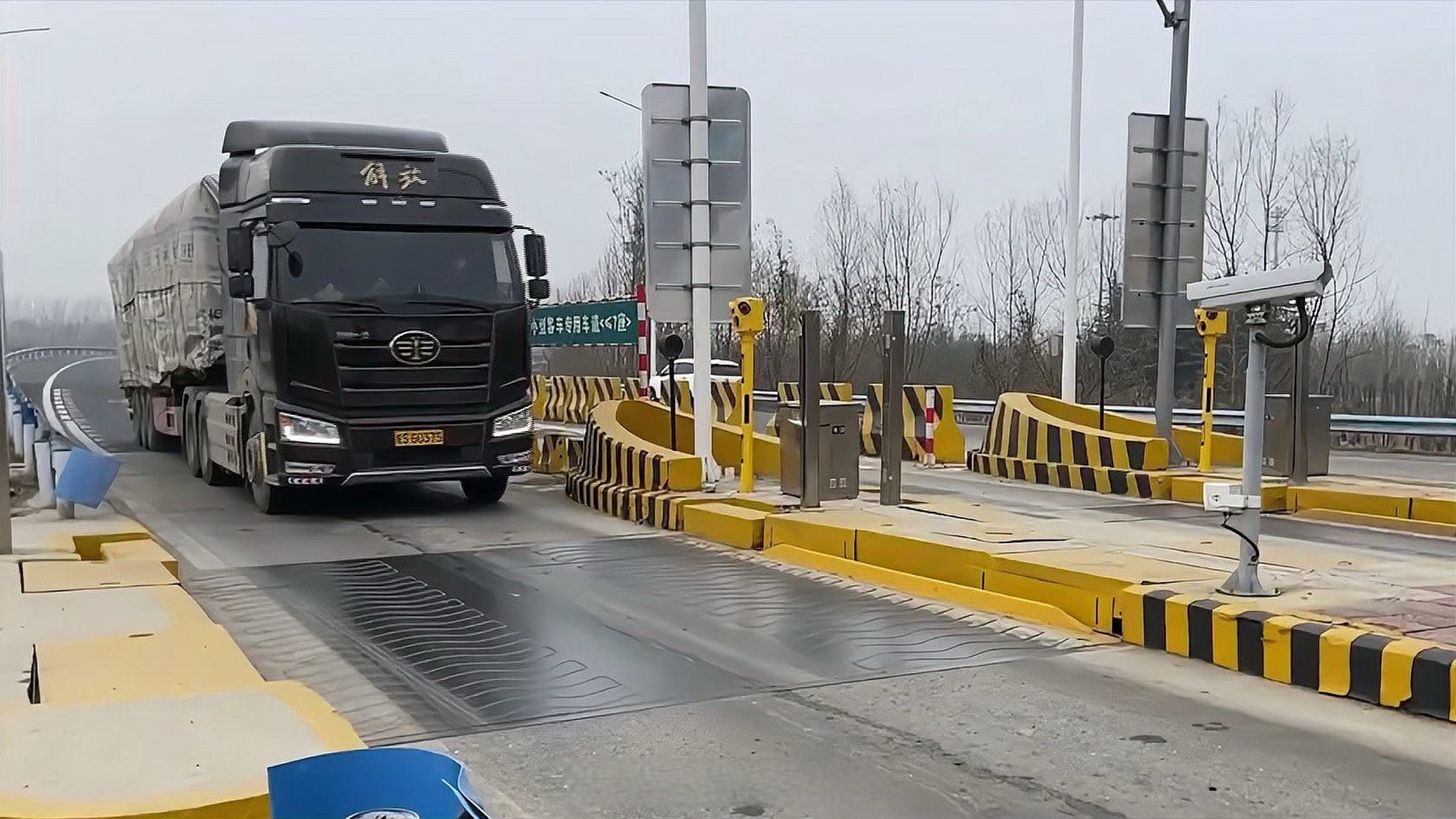 《案例:河南收费站装魔幻地磅,标载车辆通过却被罚款1万元》