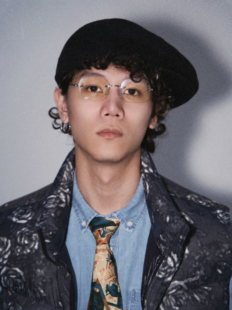 61 马甲:thisisneverthat 帽子:袋鼠 手表:versace 鞋子:vans joe