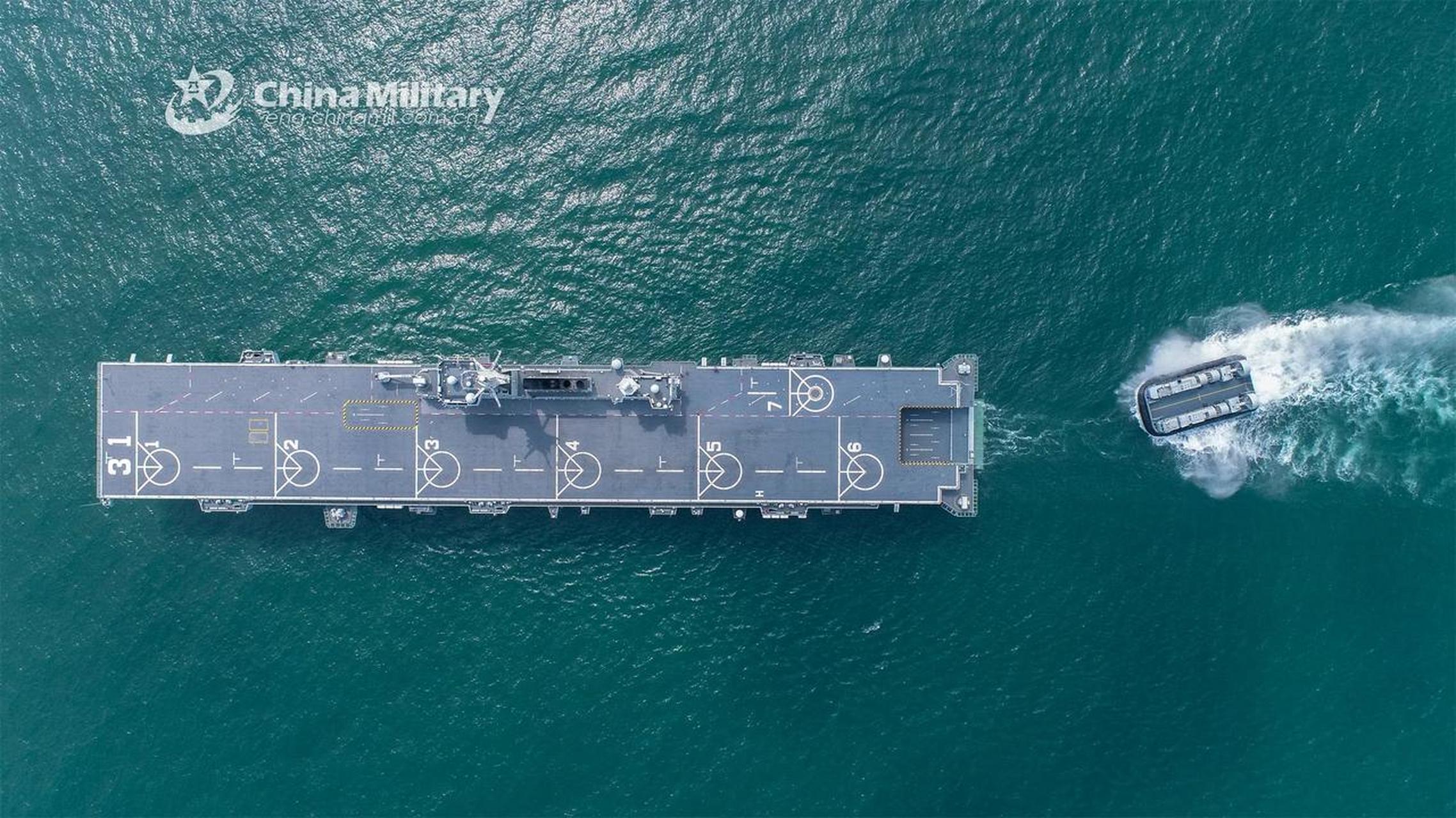 南部战区气垫船进入船坞登陆舰 (中国军网02供图)