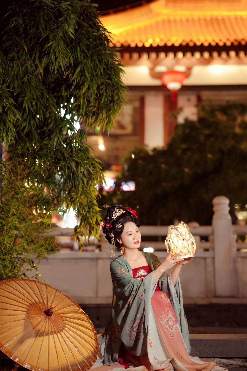 西安大唐不夜城 汉服体验 家人们,去大唐不夜城怎么能不穿着好看的