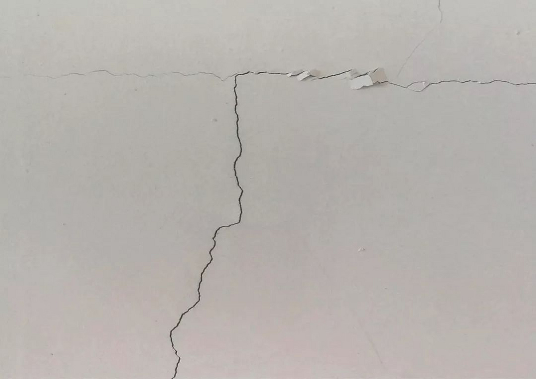 墙面开裂无外乎的几个原因…… 腻子层开裂无外乎有以下几个原因,大家