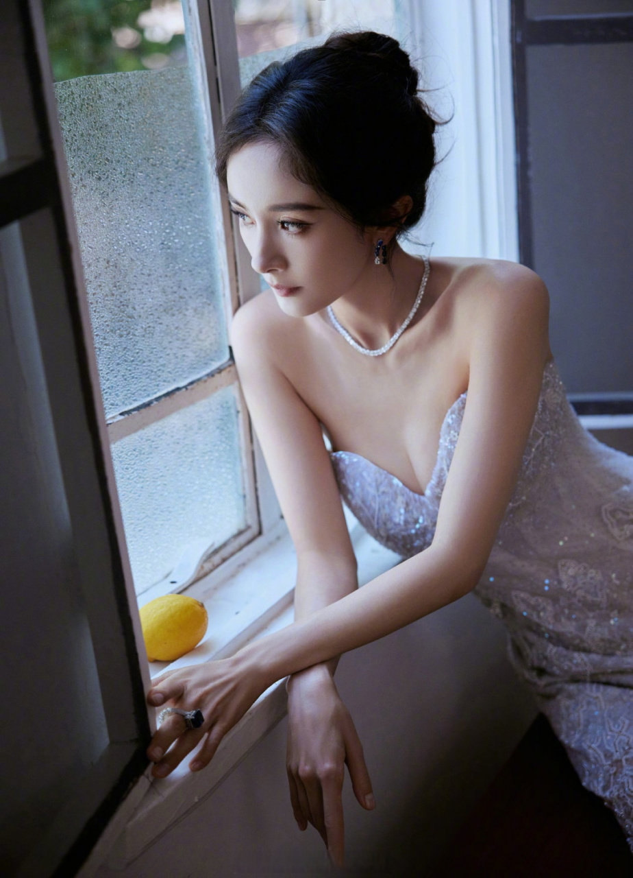 杨幂这组照片好美,高度还原美貌值,腰细腿长,明艳动人.