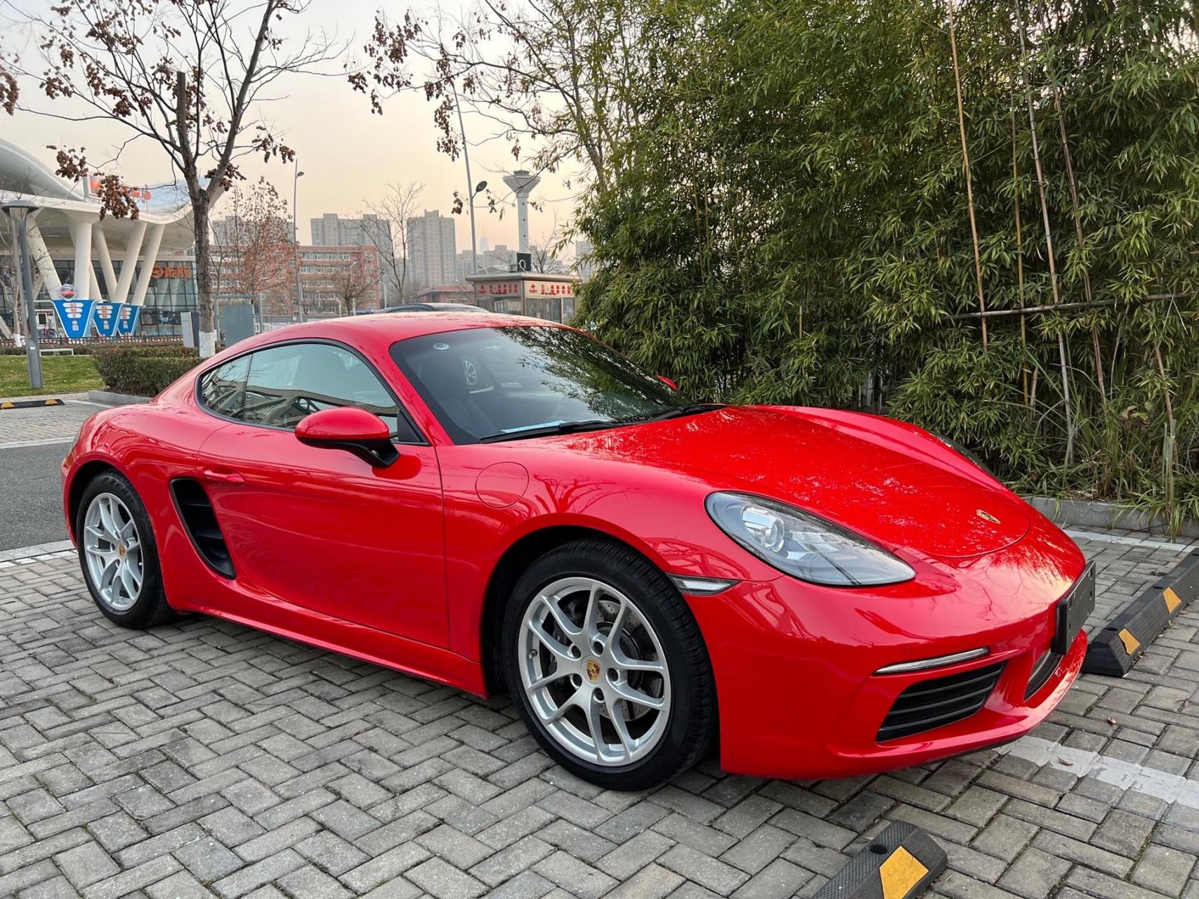 00万 表显里程 - 车身颜色 车况说明: 18年上牌保时捷718卡曼,原版原