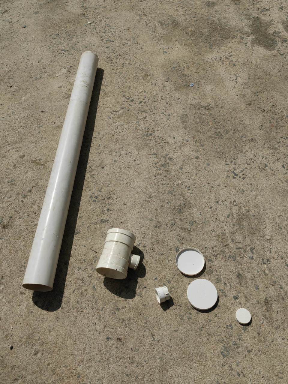 自制一个车顶水箱,洗洗手. 110pvc水管,三通和堵盖,简易水箱就完成了.