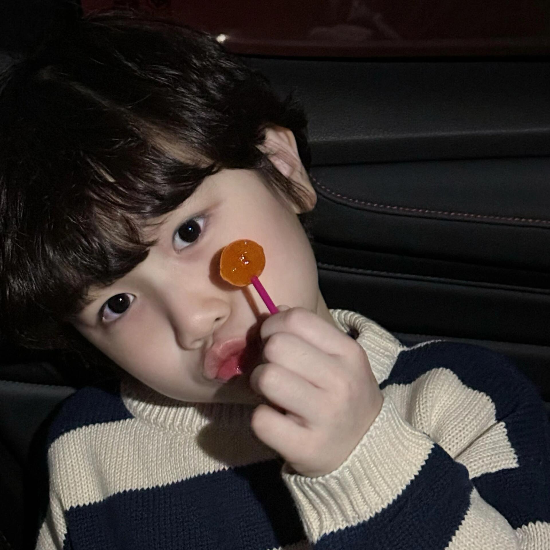 可爱的男孩子头像甜甜的棒棒糖boy