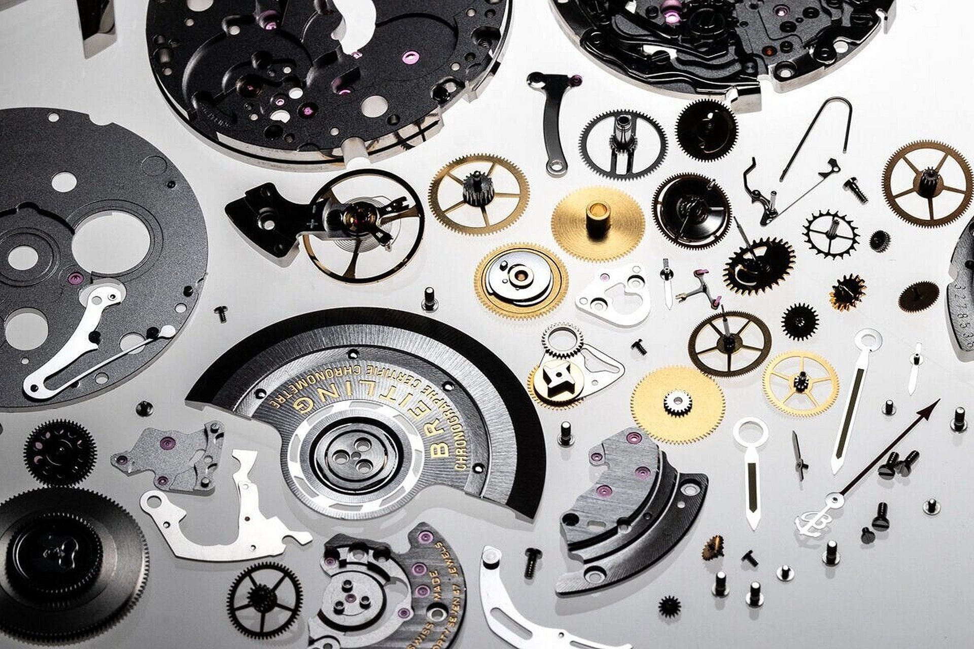 百年灵b01机芯四大主要"缺陷"问题 去年很多人都听说了百年灵的b01