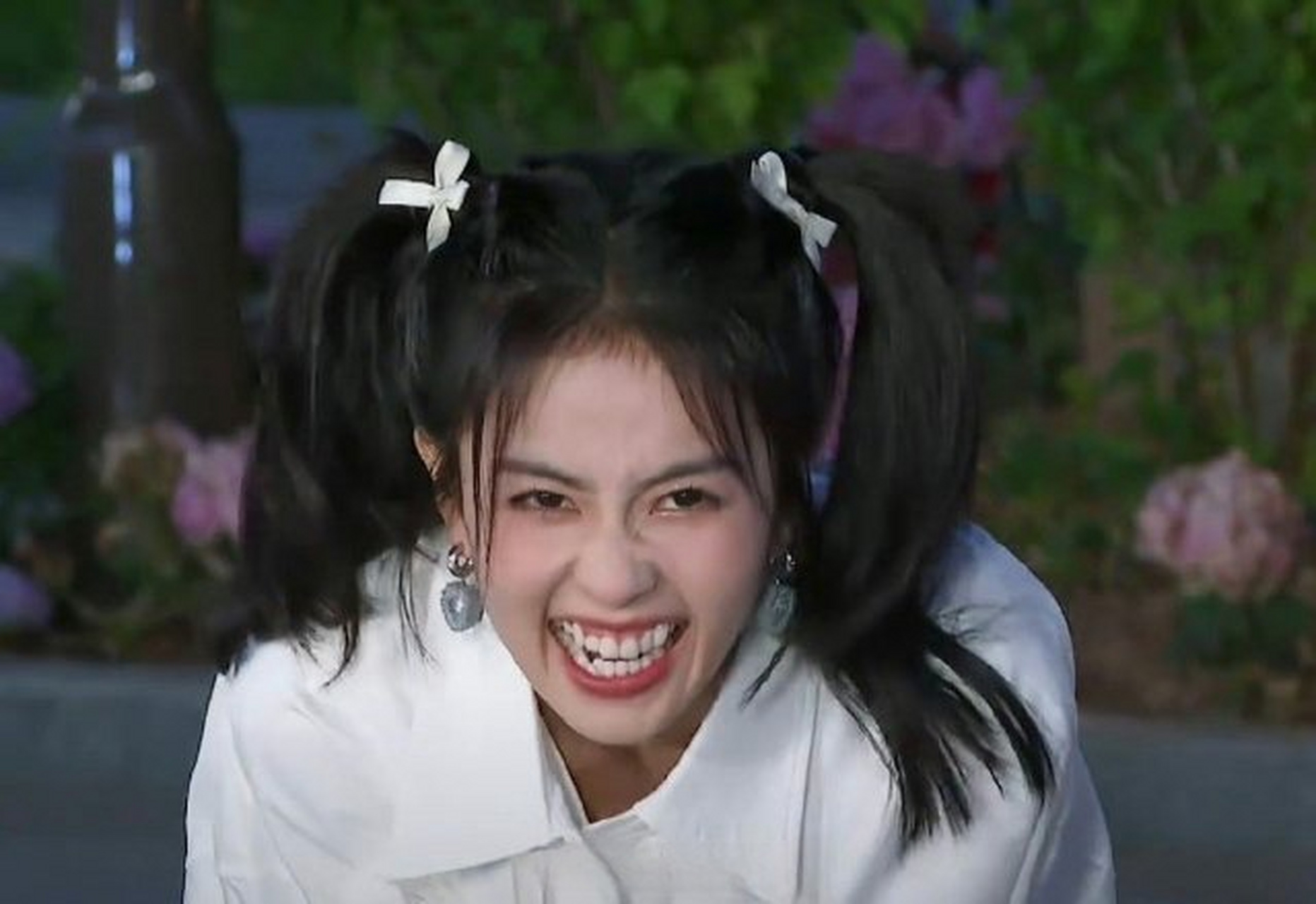 白鹿这个牙看着好奇怪,整牙整过头了吧,包袱虽然不能太重,但是表情