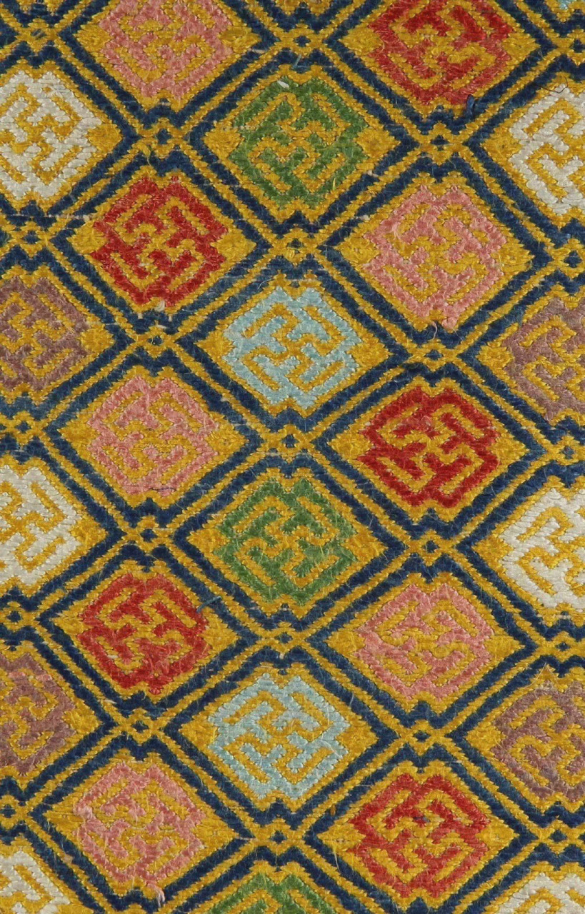 "有着千年历史的壮锦,又称"僮锦","绒花被",与云锦,蜀锦,宋锦并称中国