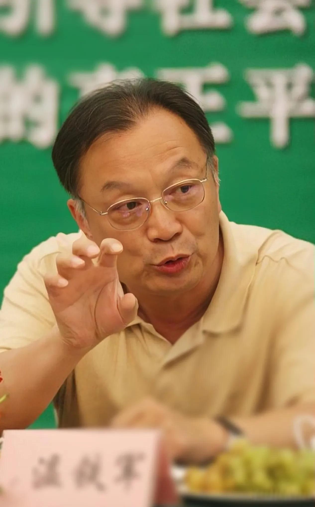 温铁军说:前几年,我去了一趟西班牙,他们那里的人真的太懒了,早上九点