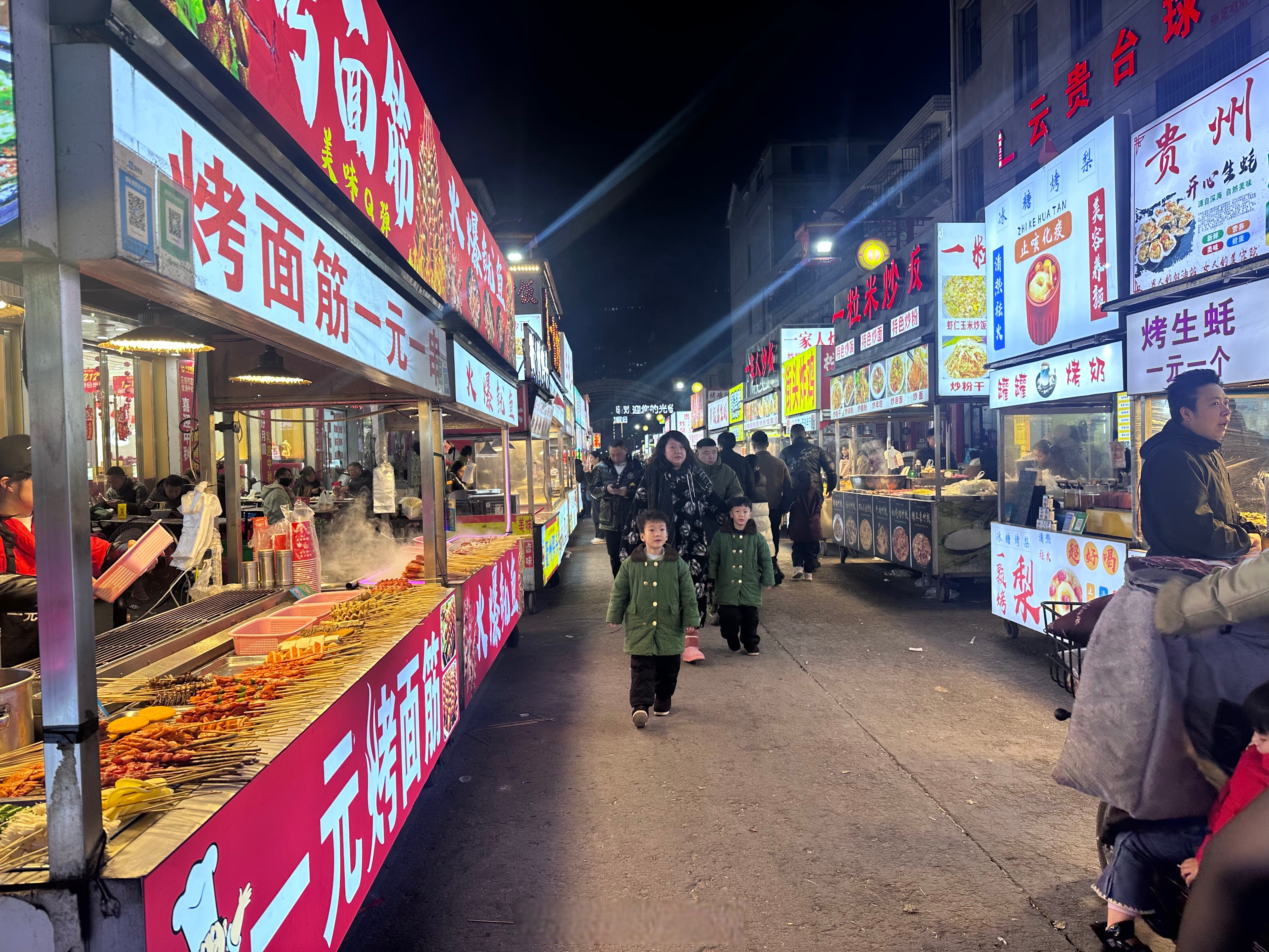 近日,白云街道莲花山社区的几个夜市人流如织,火爆的场景让冬日的夜晚