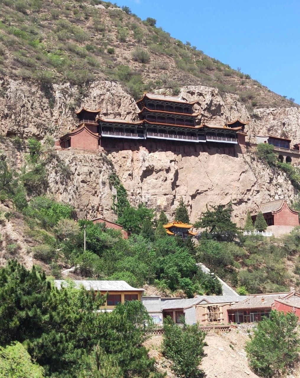 99低调的景点|广灵小悬空寺(圣泉寺)  圣泉寺位于广灵县城西20公里