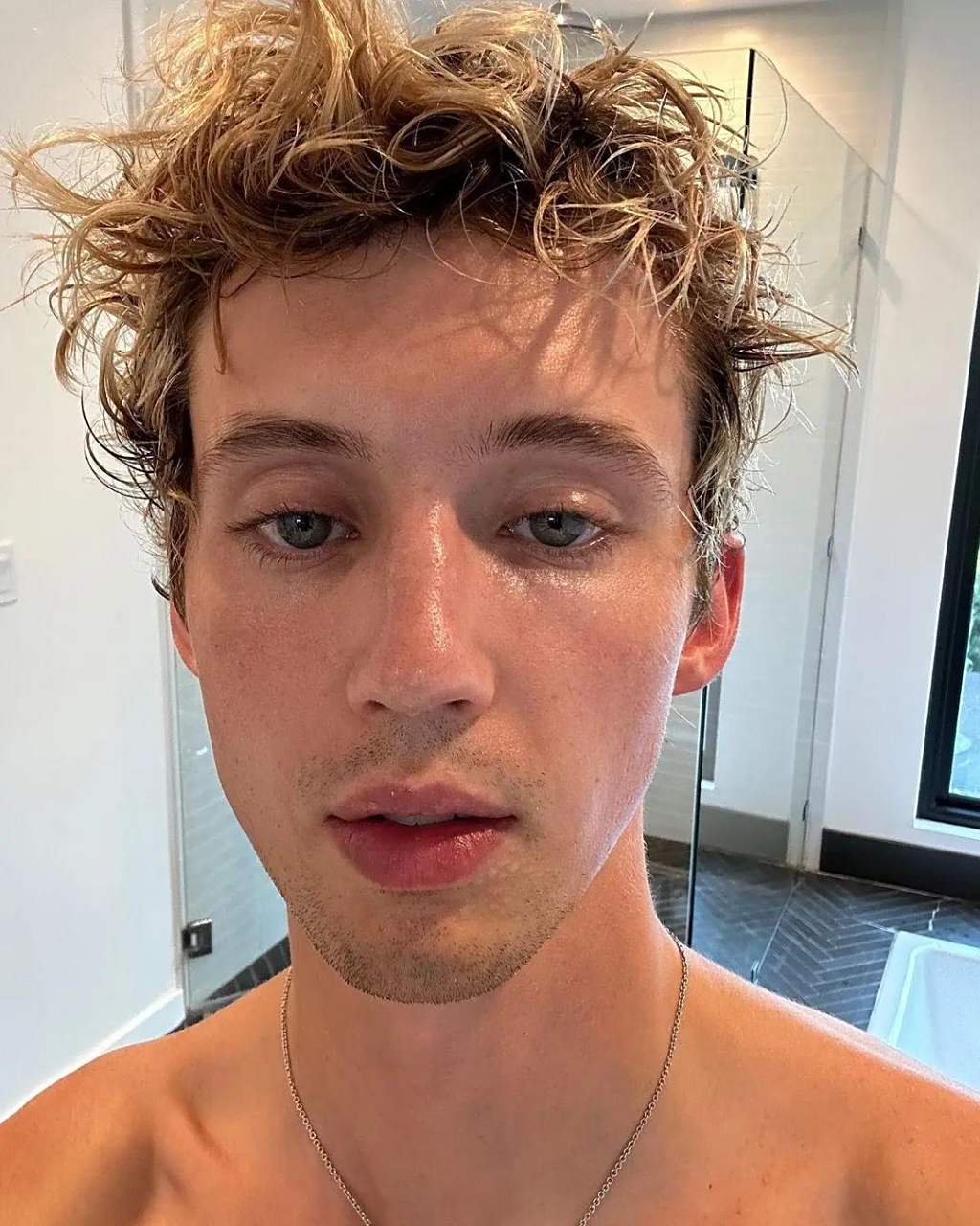 27岁的澳大利亚歌手"戳爷"troye02sivan(特洛伊·希文)发布素颜自拍