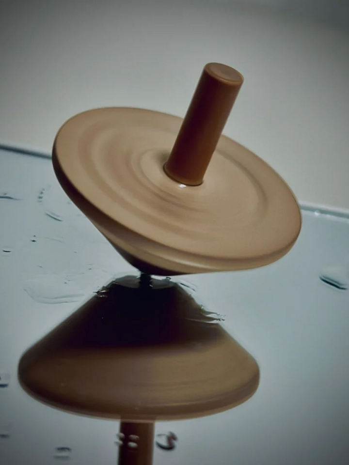 陀螺图片 陀螺是一种古老而传统的娱乐工具,同时也是一项体育运动.