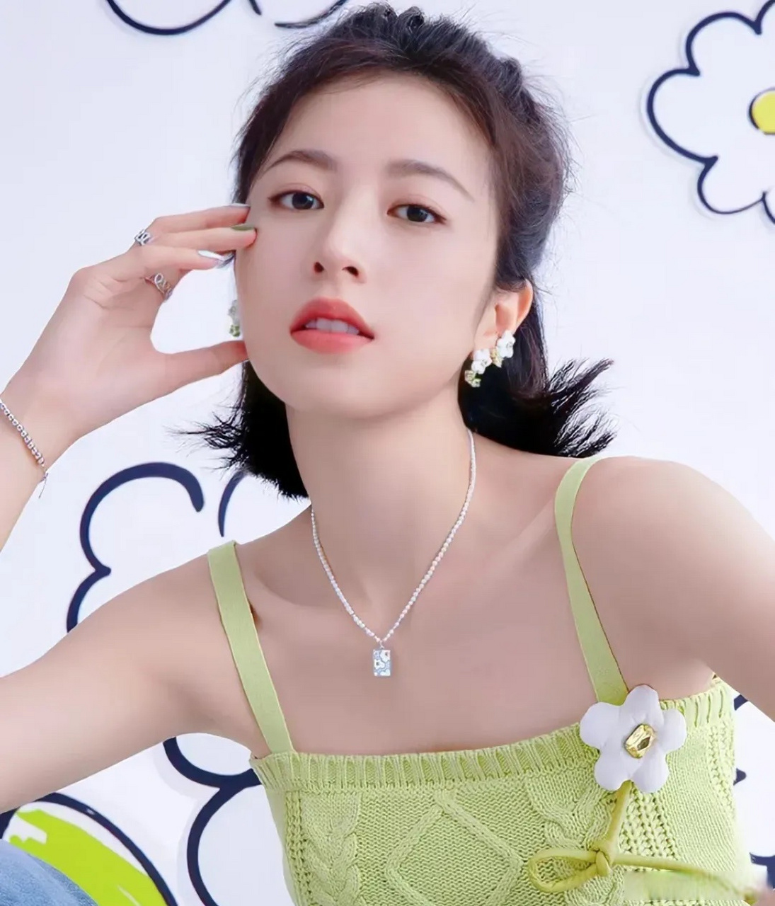 周雨彤,利落的发型配合干干净净的五官,看一眼就会被牢牢的吸引住