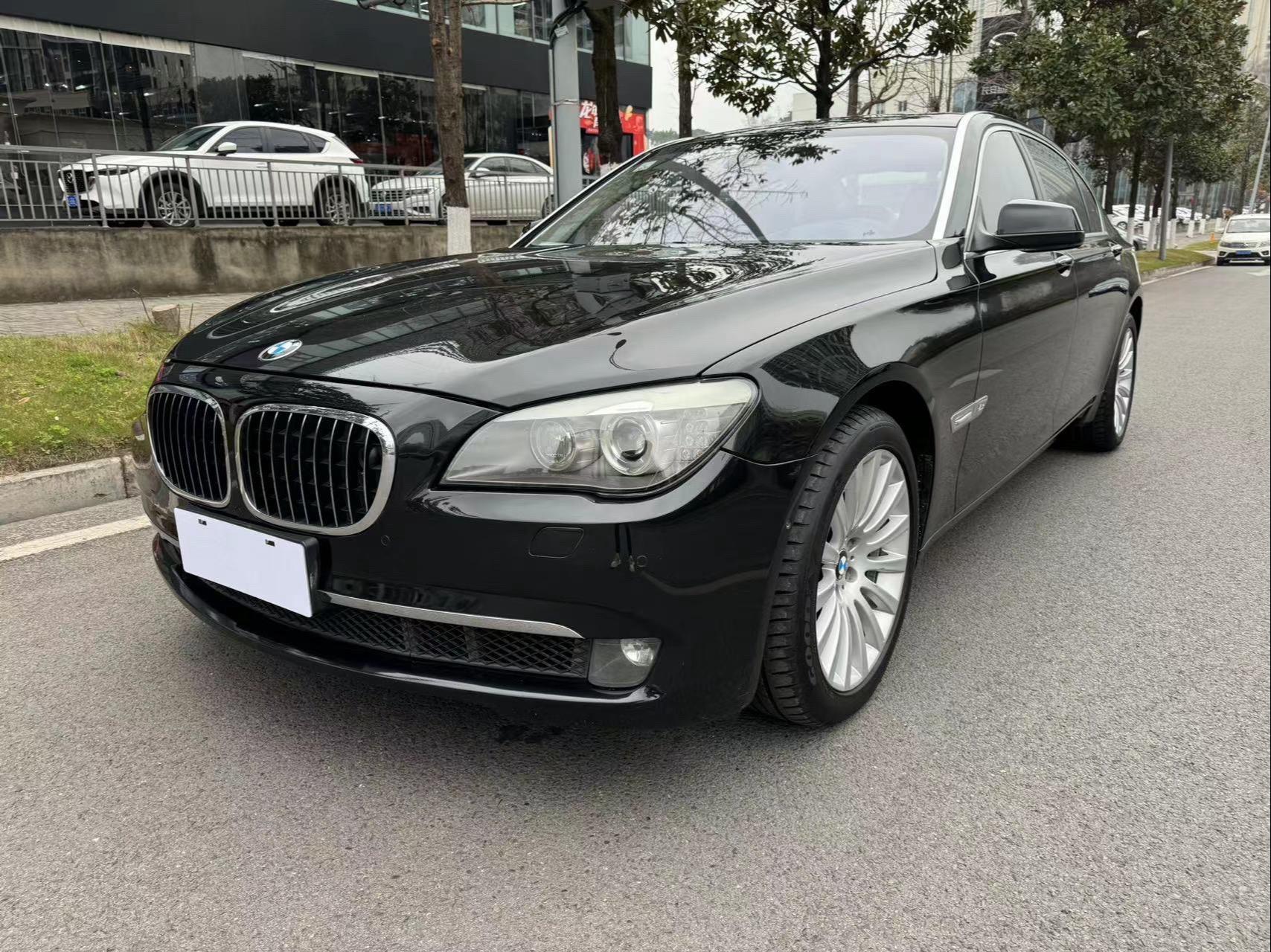 宝马760li,w12劳斯莱斯同款发动机.