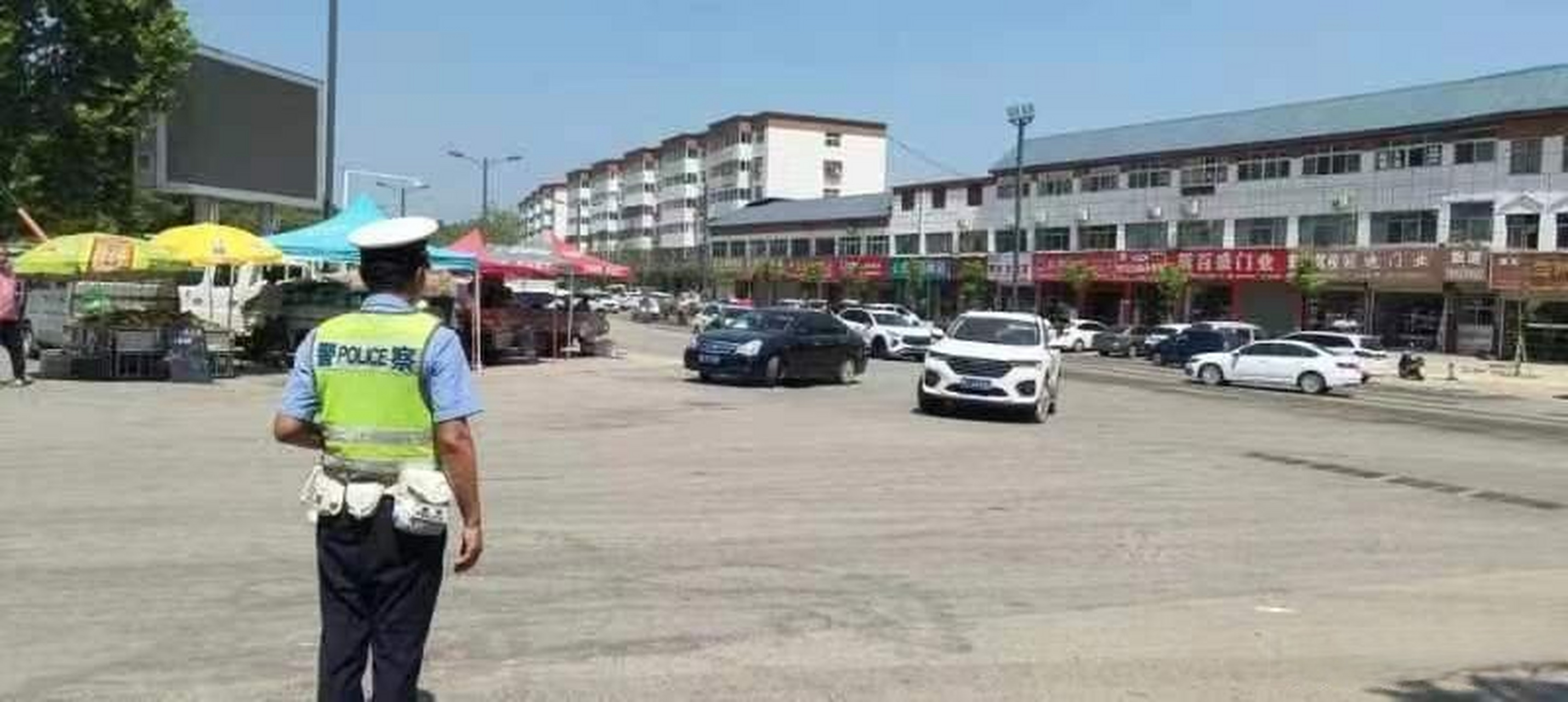 6月22日上午,新安县公安局交警大队一中队在磁涧镇帮助群众推车,保障