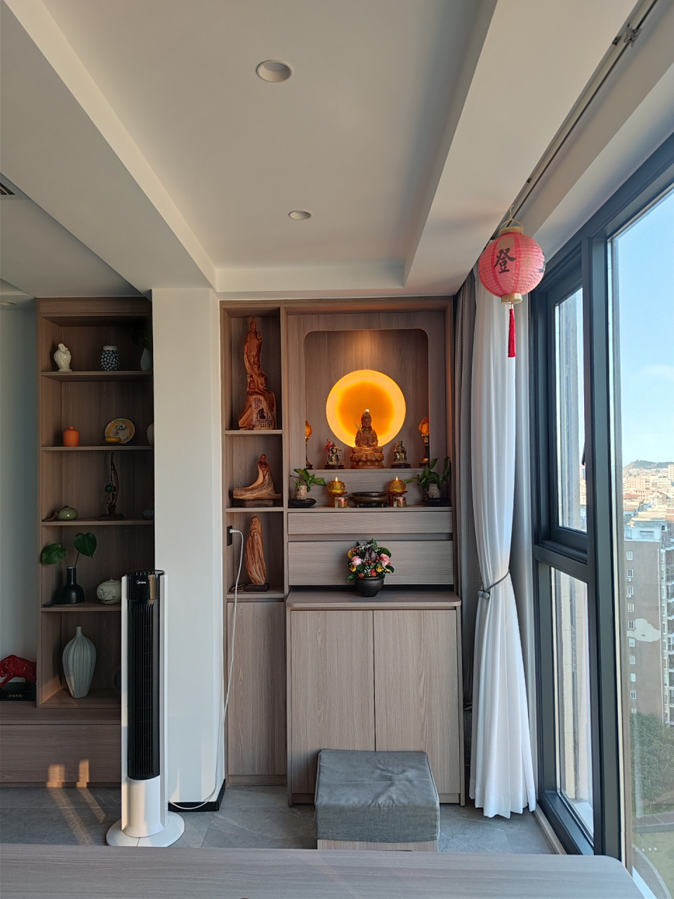 阳台佛龛柜 阳台不再是晾衣洗衣区了,做泡茶区,一侧做水吧柜,一侧做