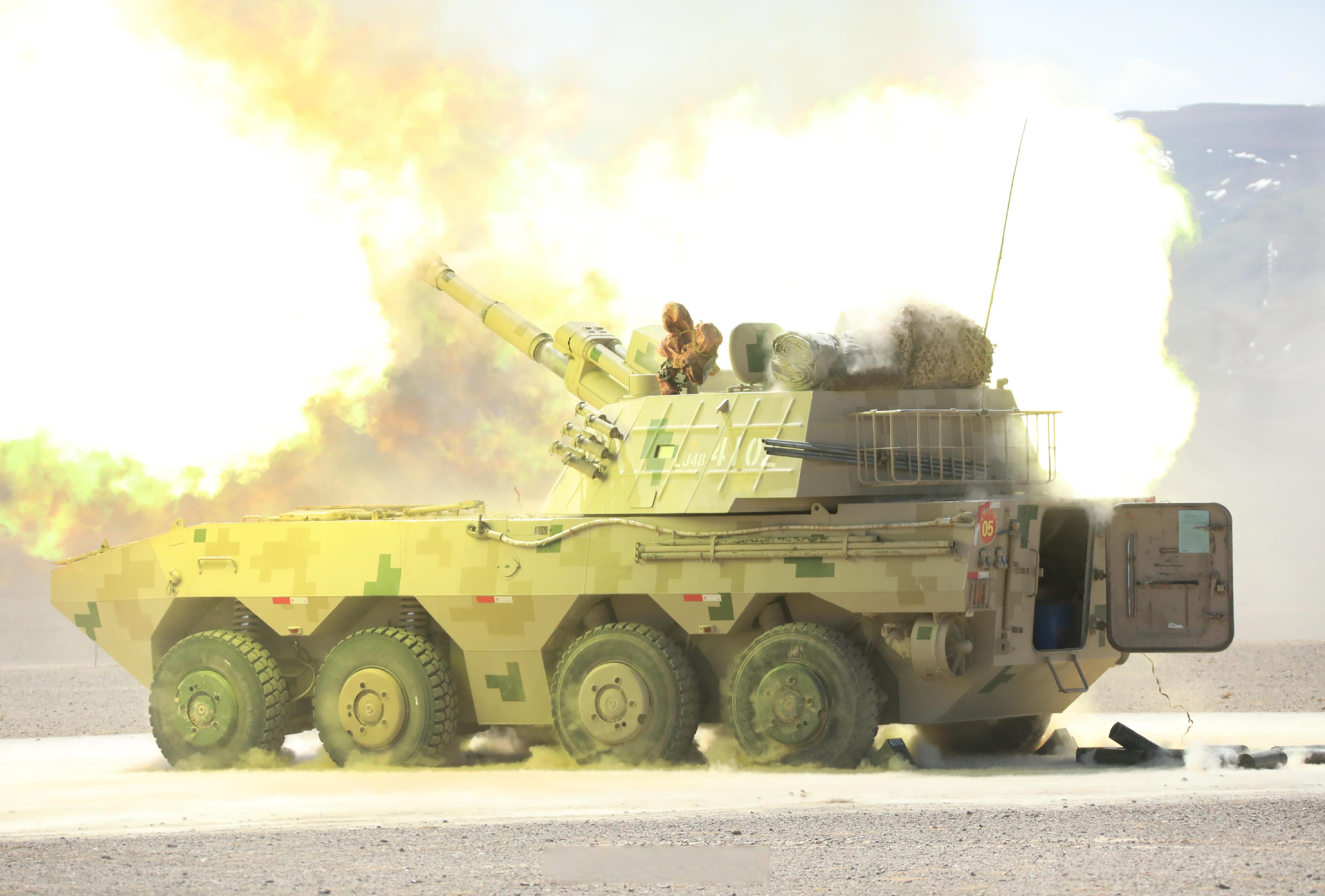 数枚炮弹呼啸而出,精准命中目标,有效锤炼了部队的综合火力打击能