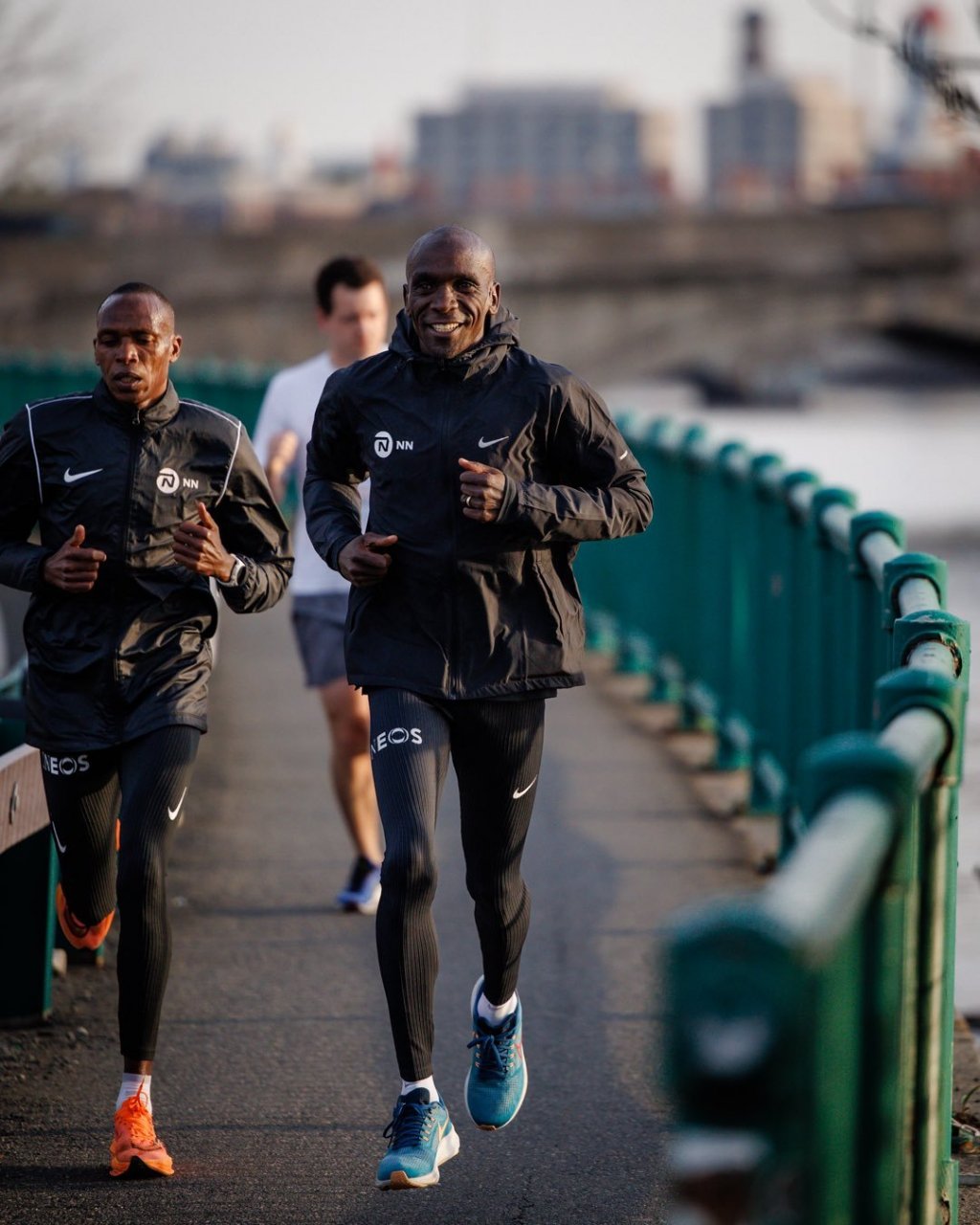 基普乔格在波士顿街头跑步.  #98跑陪你聊跑步