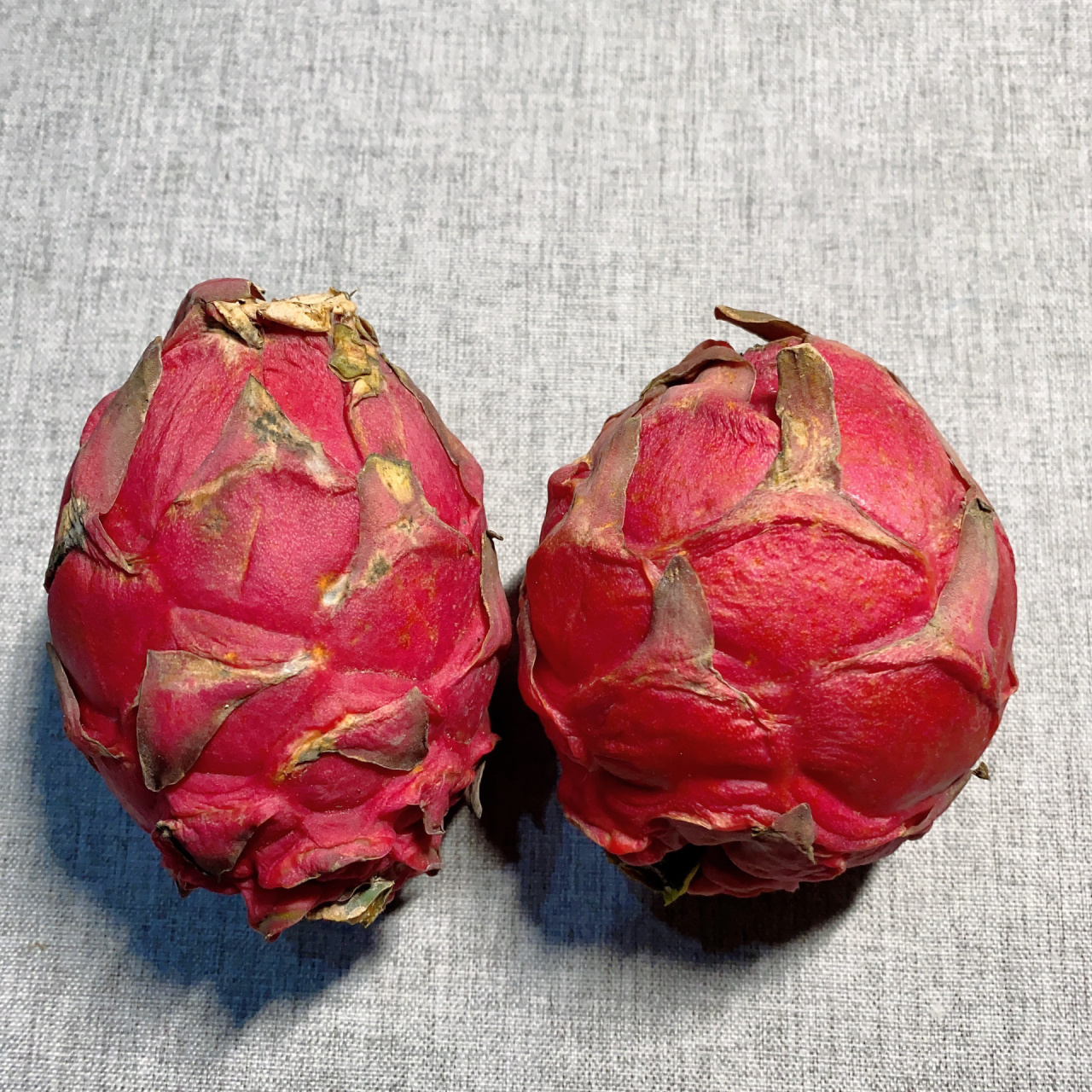 真的会谢,在朴朴上买到了两个发霉的火龙果 如图,买到两个发霉的火龙