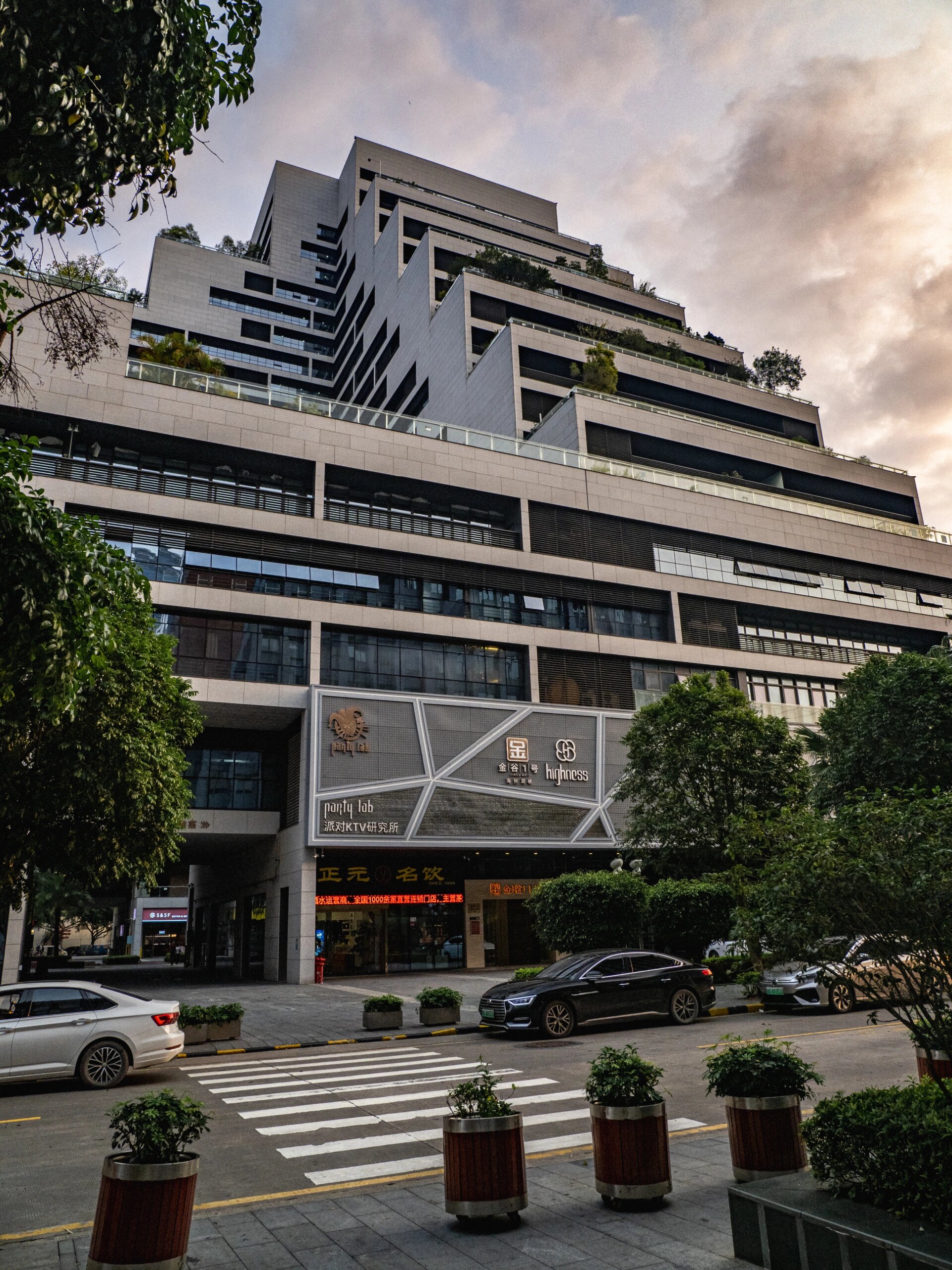 深圳 tairan 深业泰然大厦 stair step shaped building in the