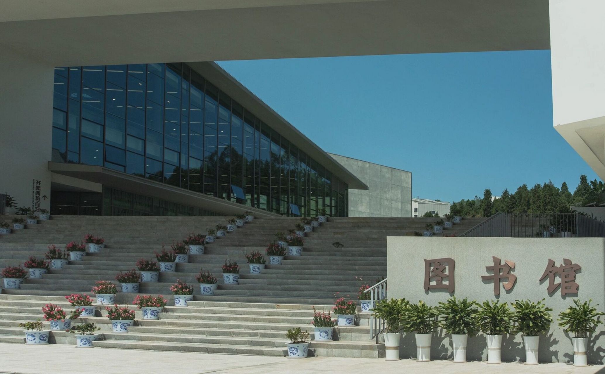 西华大学宜宾校区 不读会后悔的 宿舍环境超好 有三个电梯!你敢信吗?