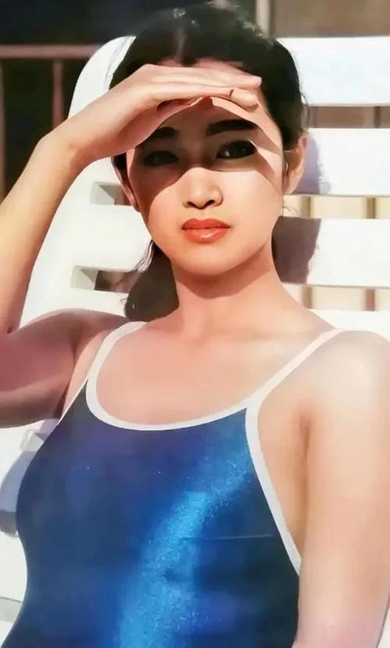 年轻时的巩俐,很显气质的泳装照