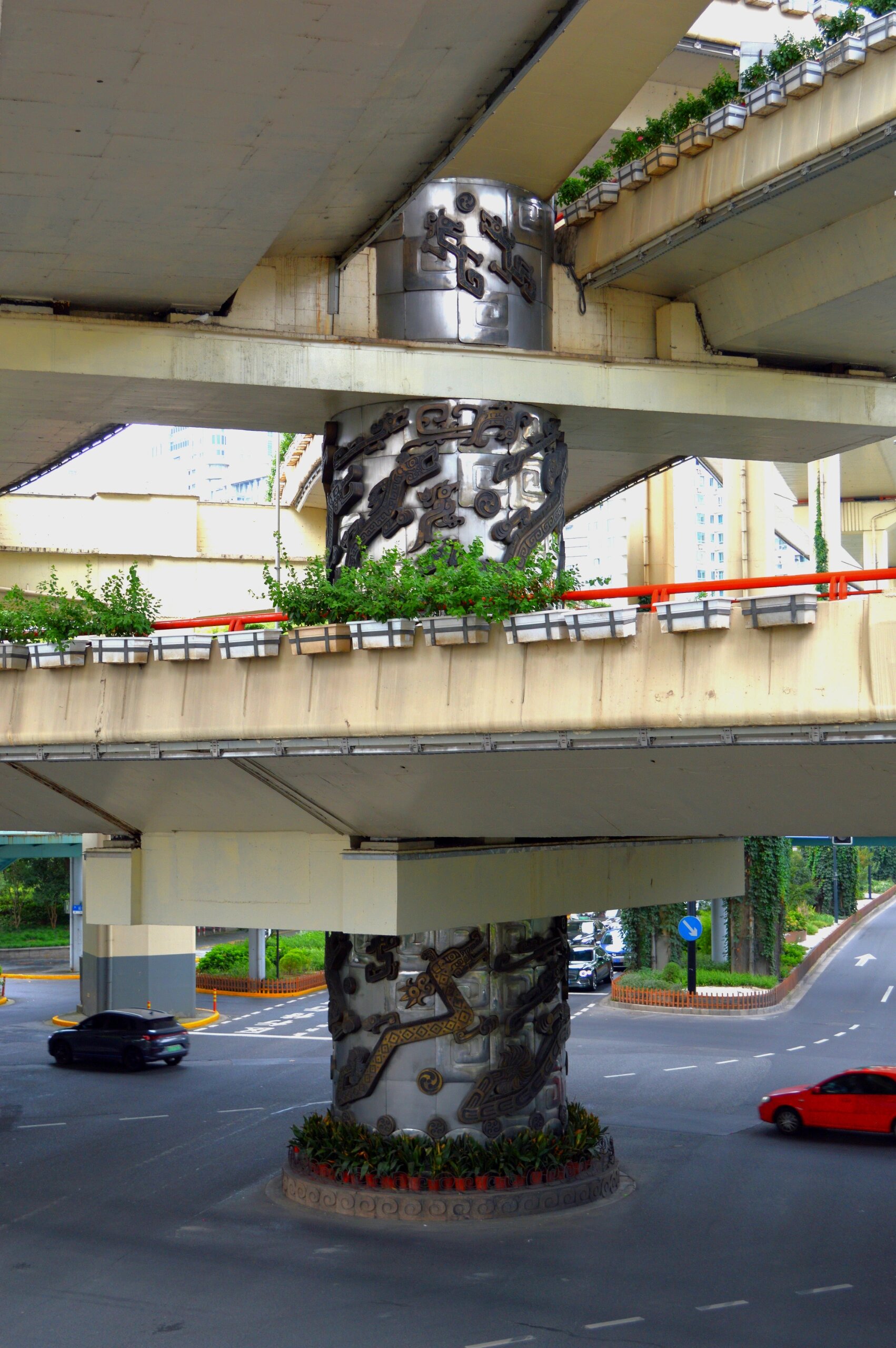 魔都延安路高架桥龙柱 延安路建桥是在1995年,"龙柱"其实是"pm109号墩