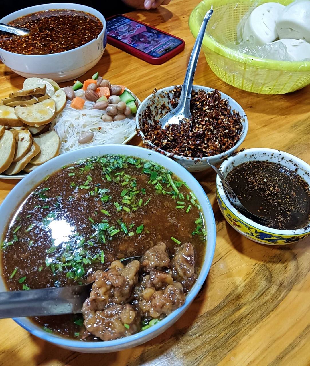 聊城美食/冠县酥肉馆 去吃了无数次的一家老店,中午人真的好多,屋内坐