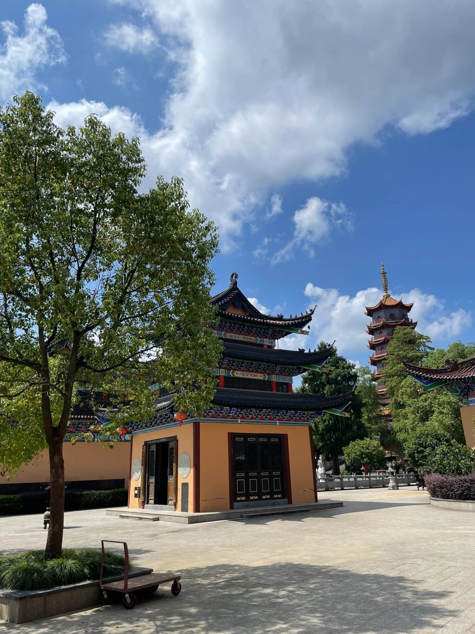 梧桐寺 余杭区梧桐寺,蓝天白云高塔钟楼.