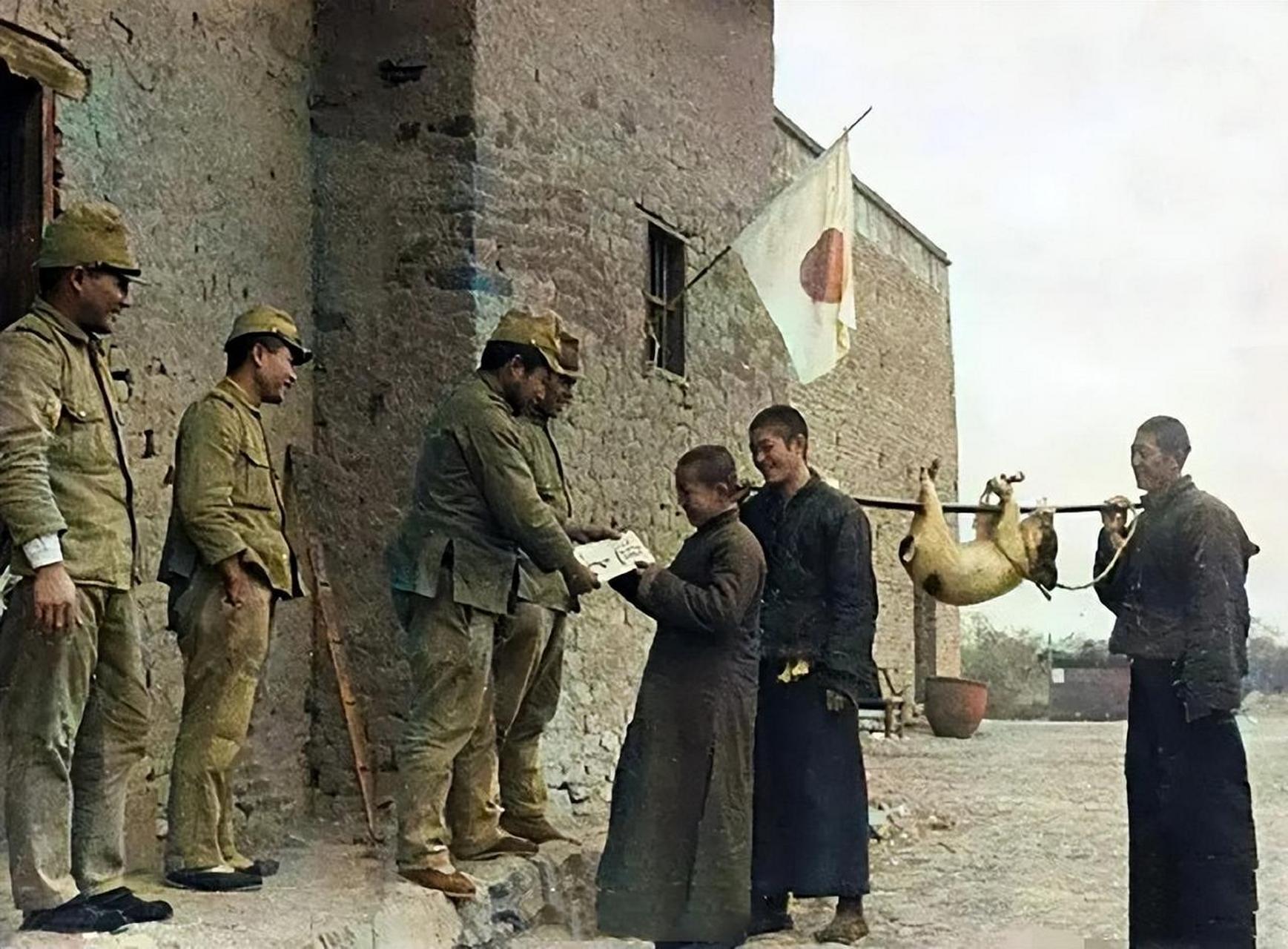 抗战时期,三个农民抬着一只小猪去慰劳日军,几个日军满脸堆笑的接受这