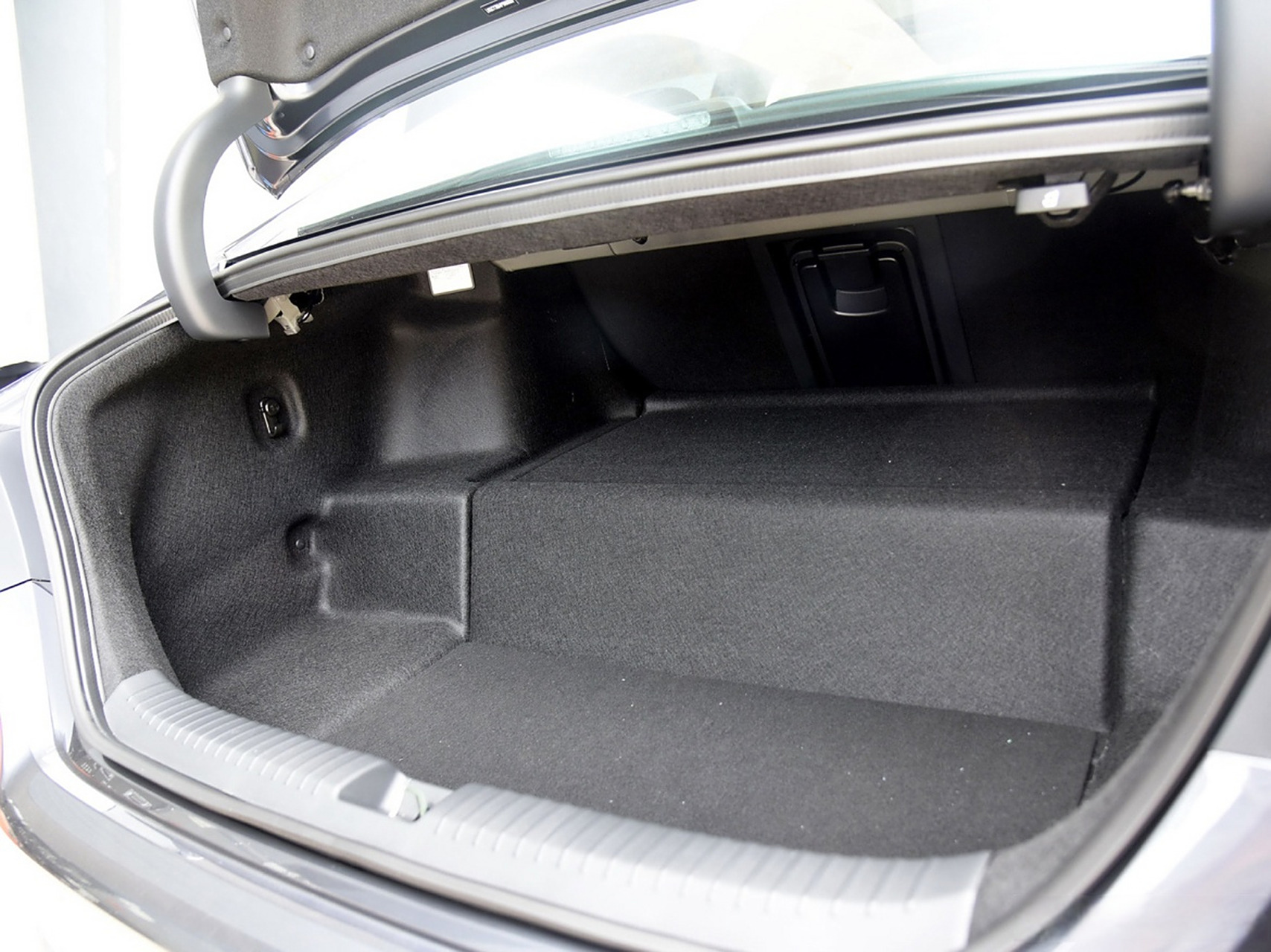 本田雅阁后备箱开始放电池了!