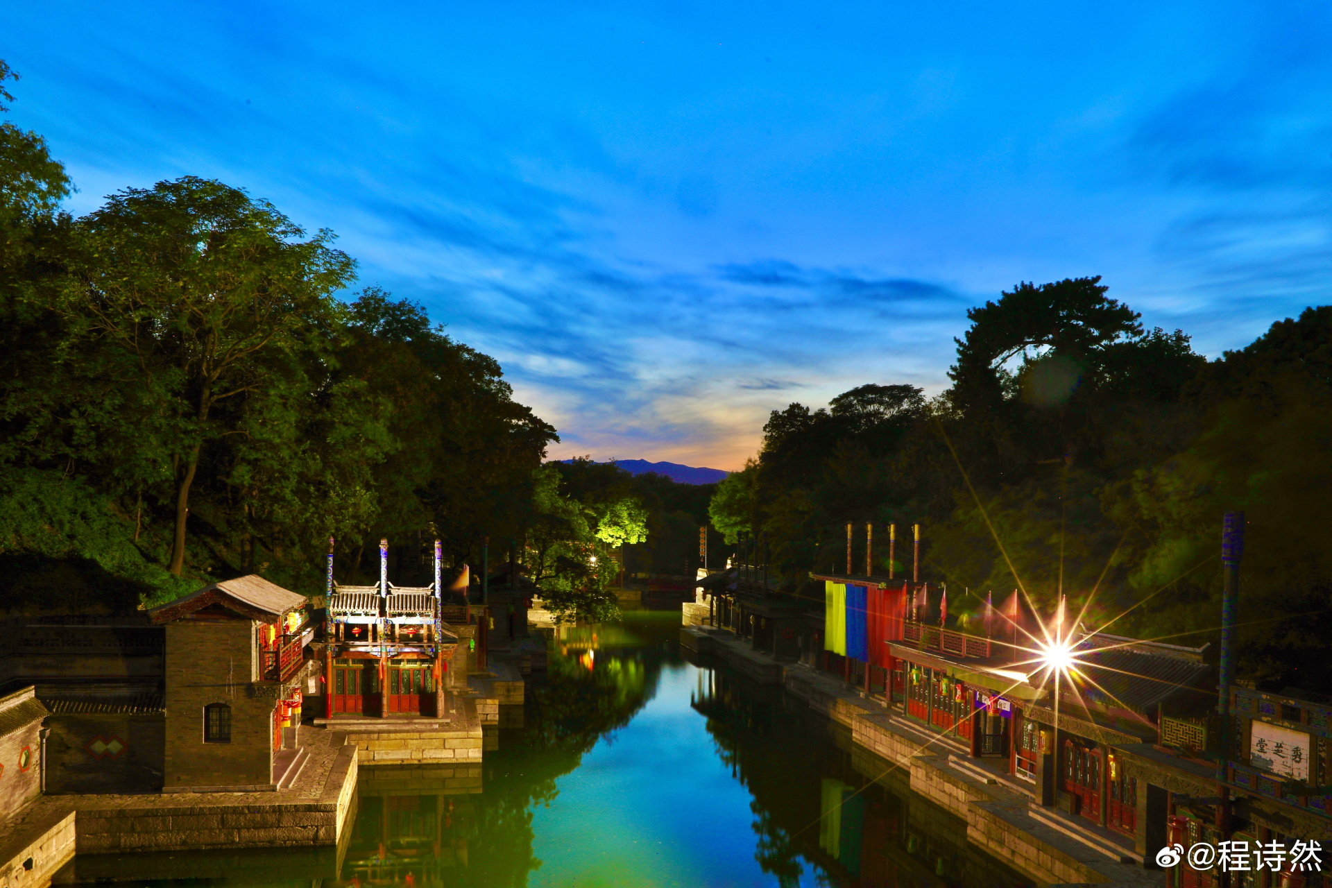 颐和园,以昆明湖,万寿山为基址,以杭州西湖为蓝本,汲取江南园林的设计