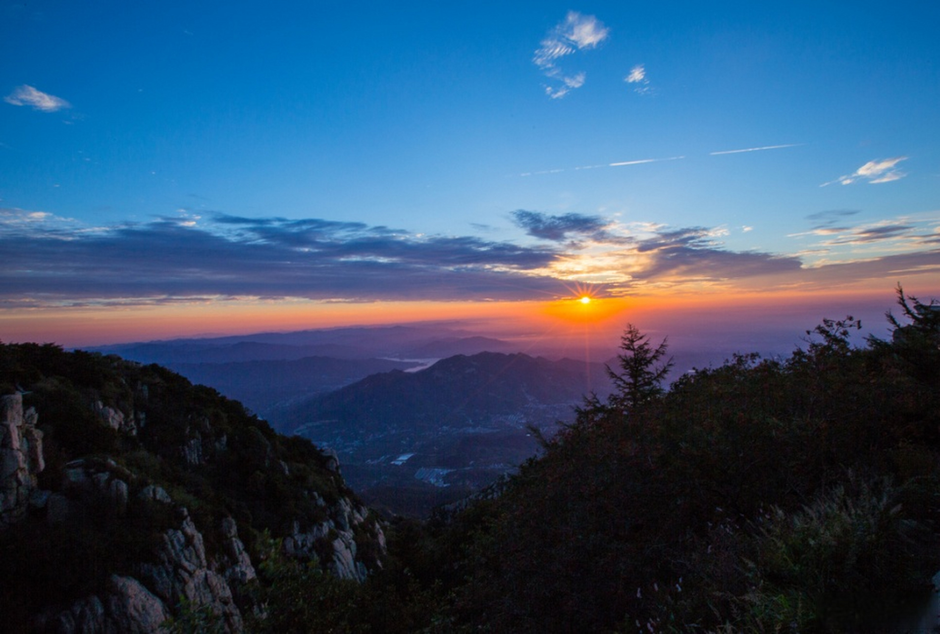 山东泰山是中国著名的自然与文化景观之一,是游客们到山东旅游的重要