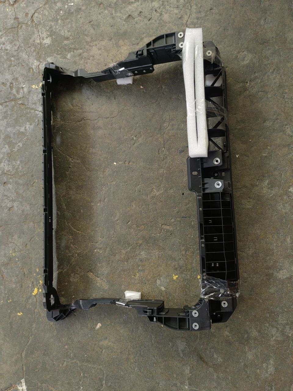 大众纯正厂水箱框架,装车实感 大众纯正厂水箱框架,全新未使用,带标带