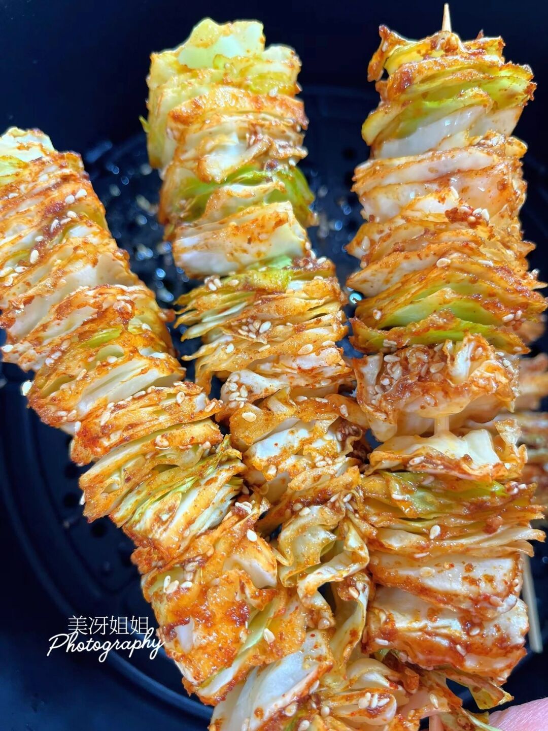 在家10分钟就能做的～ 烧烤辣白菜串串!好吃又入味!一口就爱上这个味!