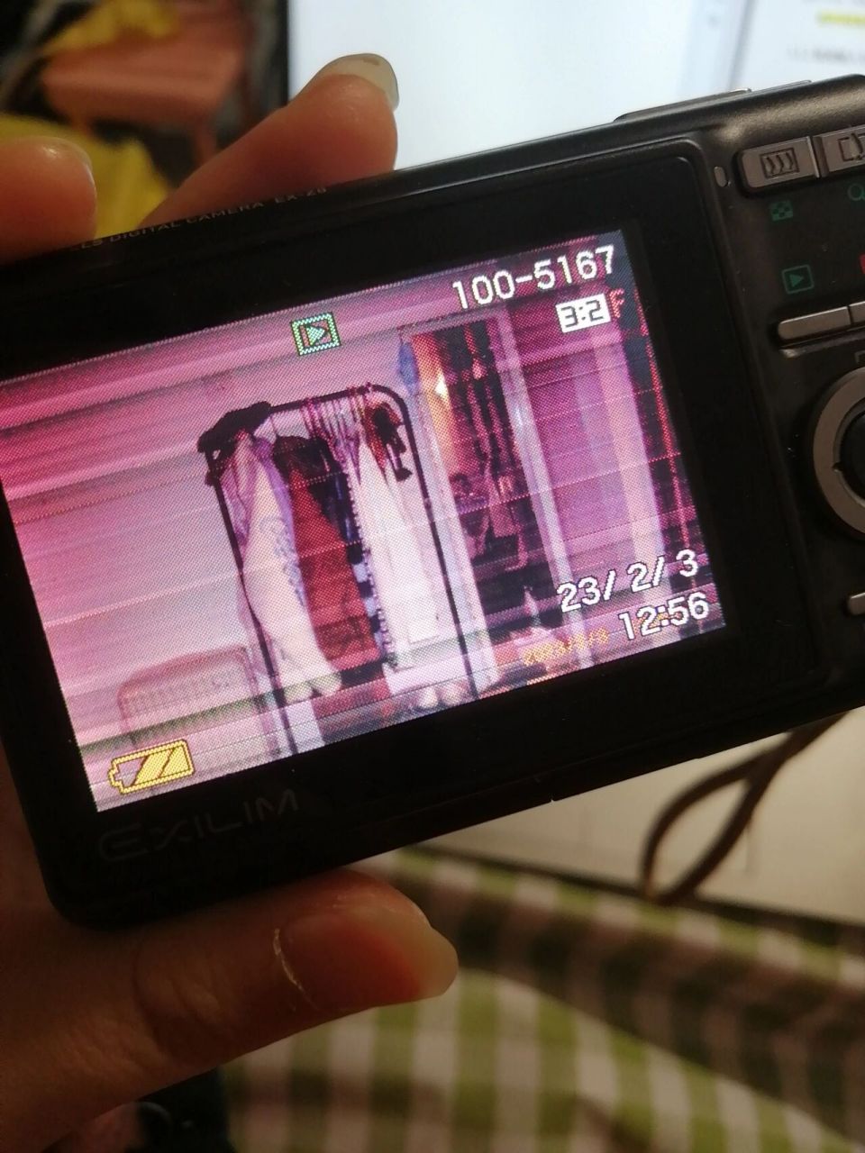 ccd显示屏有横条纹 拍摄的时候屏幕会出现一闪一闪的横条纹,有时候有