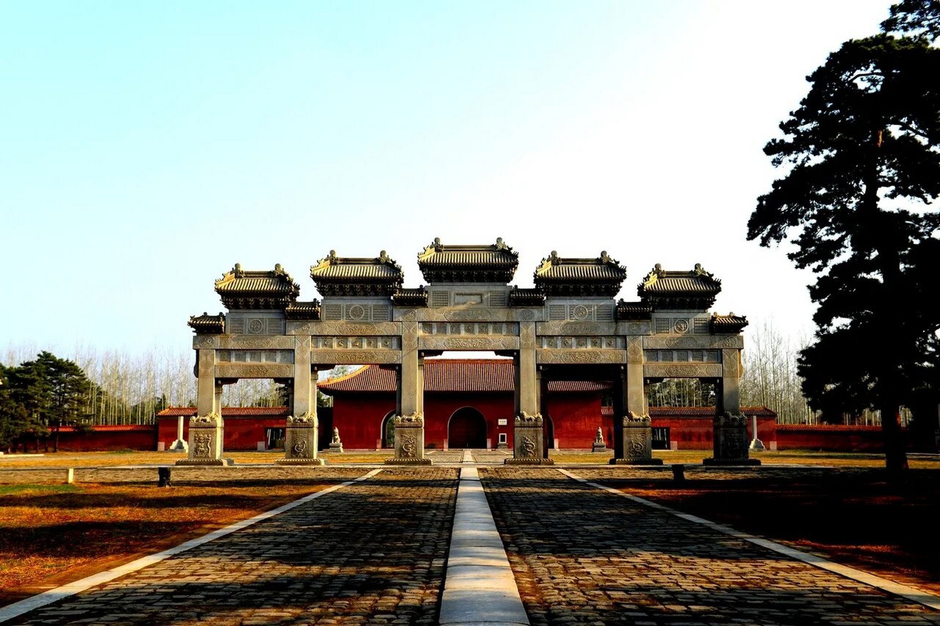 清西陵位于河北省保定市易县梁各庄西15公里处的永宁山下