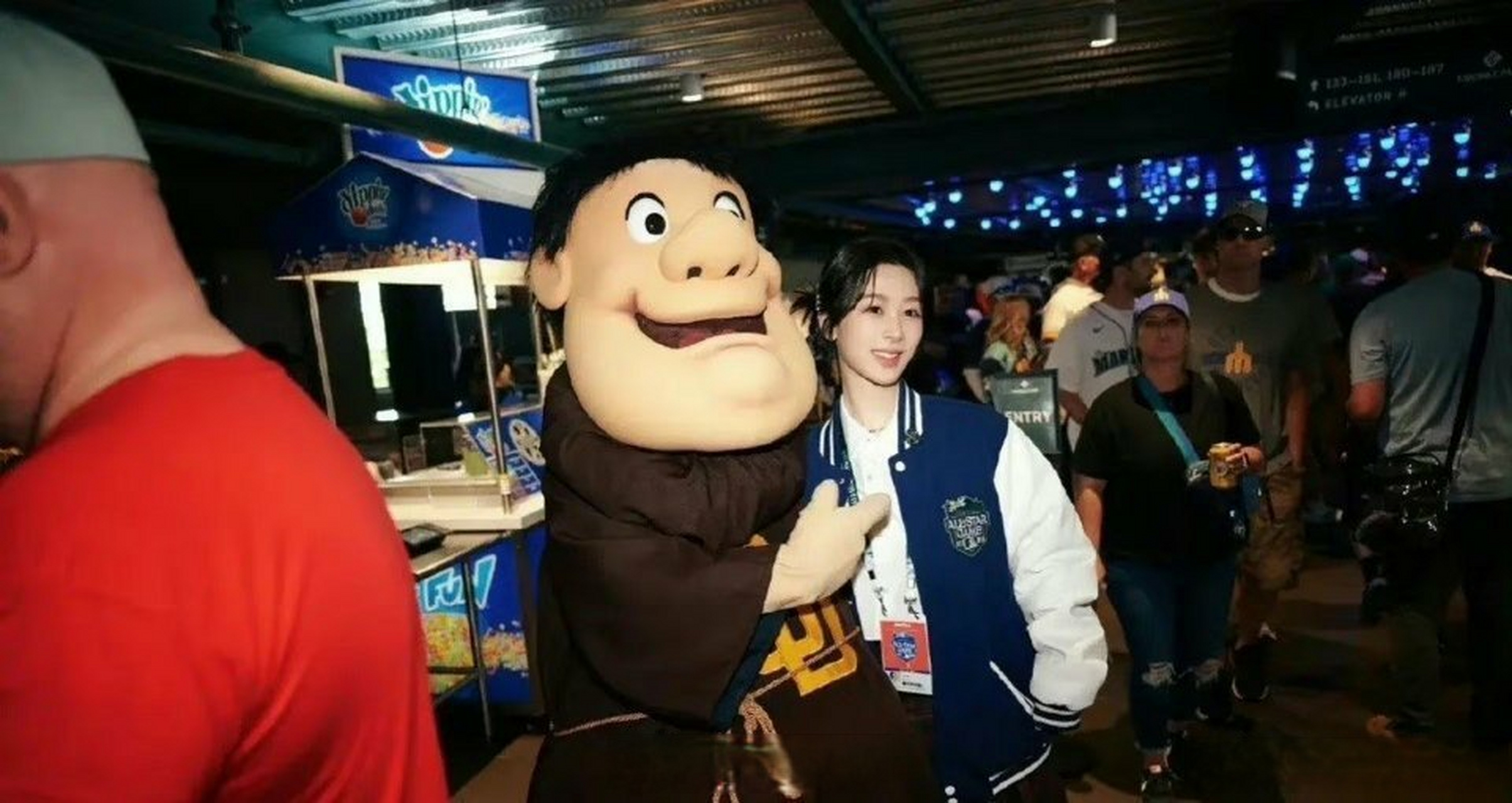 网友火锅店偶遇杨紫##杨紫下播后又去吃火锅了#平等羡慕每一个偶遇