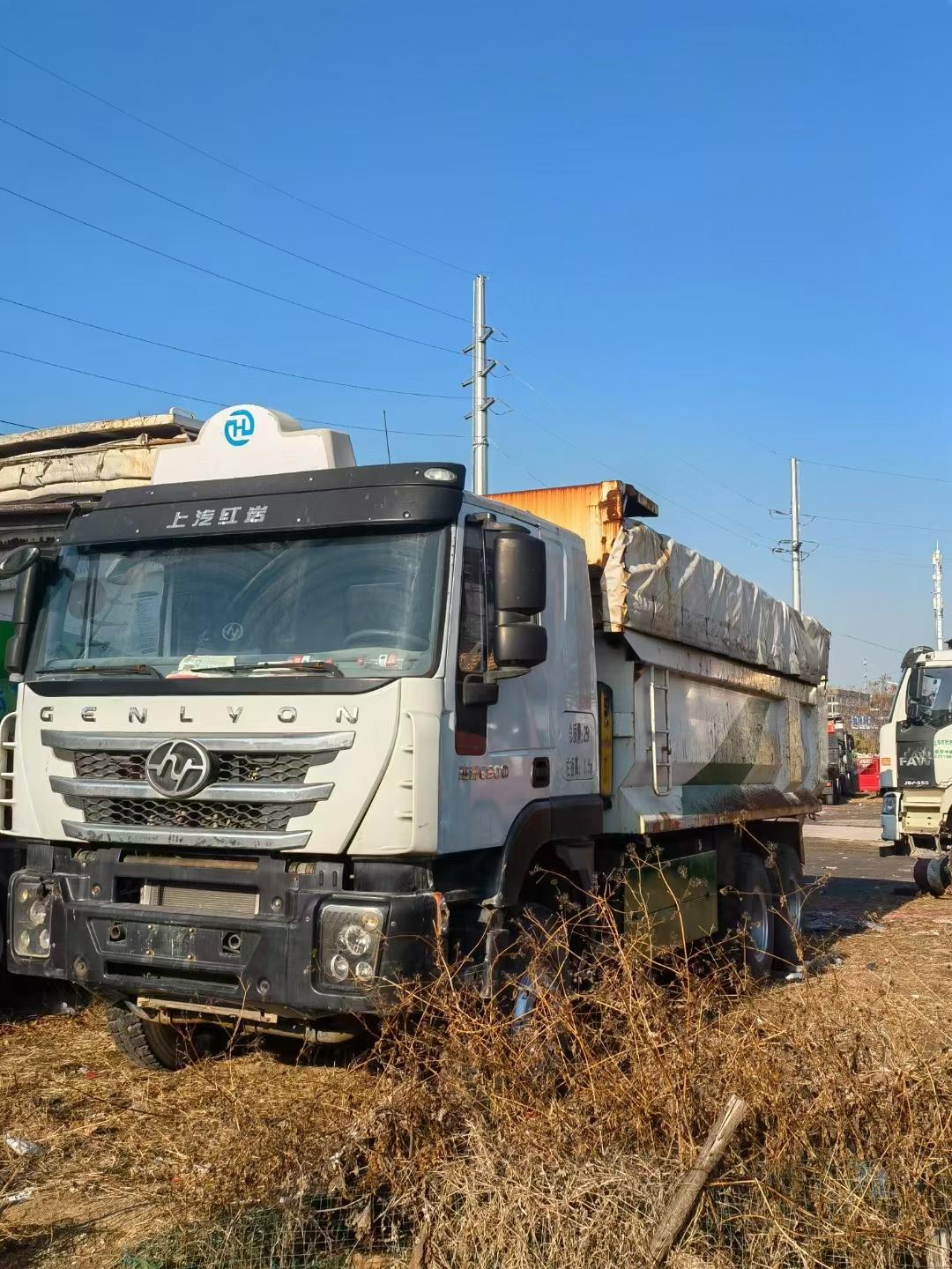 非洲户,18年国五红岩杰狮,精品车况,停车场长大的,390马力,6米车箱1米