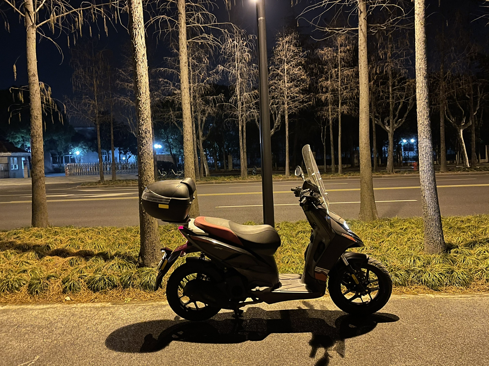 比亚乔台风125踏板摩托